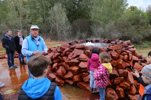 Aufmerksam lauschen große und kleine Besucher den begeisternden Schilderungen von Migo Saul zum physikalischen Ablauf der etwa alle zwei Stunden von neuem beginnenden Eruptionsphasen. (Foto: K. Obst)