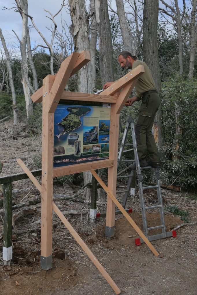 Baumeister Edgar Bartel beim Zusammenschrauben der vorgefertigten Holzelemente für den Rahmen der Infotafel. (Foto: K. Obst)