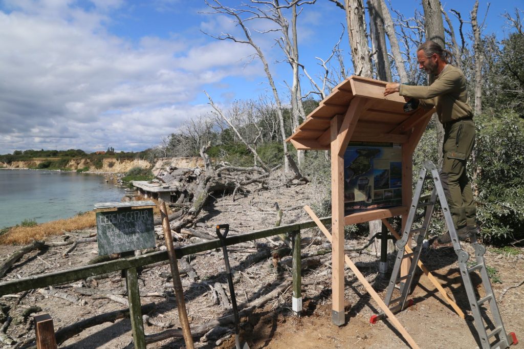 Ein Dach soll das Schild vor dem aggressiven Kot der Kormorane schützen, die entlang der Küste eine kleine Brutkolonie bilden. (Foto: K. Obst)