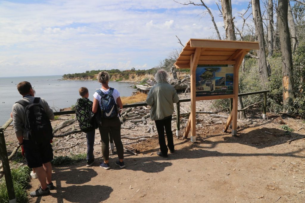 Die Besucher der Insel genießen den Blick auf das naturbelassene Kliff mit seinen Zeugnissen der Erdgeschichte, die als Schollen vom skandinavischen Inlandeis mitgerissen wurden. (Foto: K. Obst)