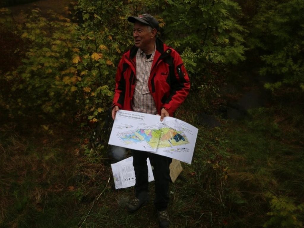 Prof. Dr. Armin Zeh vom KIT erläutert die verschiedenen Grundgebirgseinheiten des Kyffhäuser-Kristallin. (Foto: K. Obst)