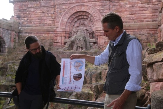 Dr. Matthias Franz von der Uni Göttingen (rechts) erläutert Ablagerungsbedingungen und zeitliche Einordnung der oberkarbonischen Kyffhäuser-Formation, die dem kristallinen Grundgebirge diskordant auflagert. (Foto: K. Obst)